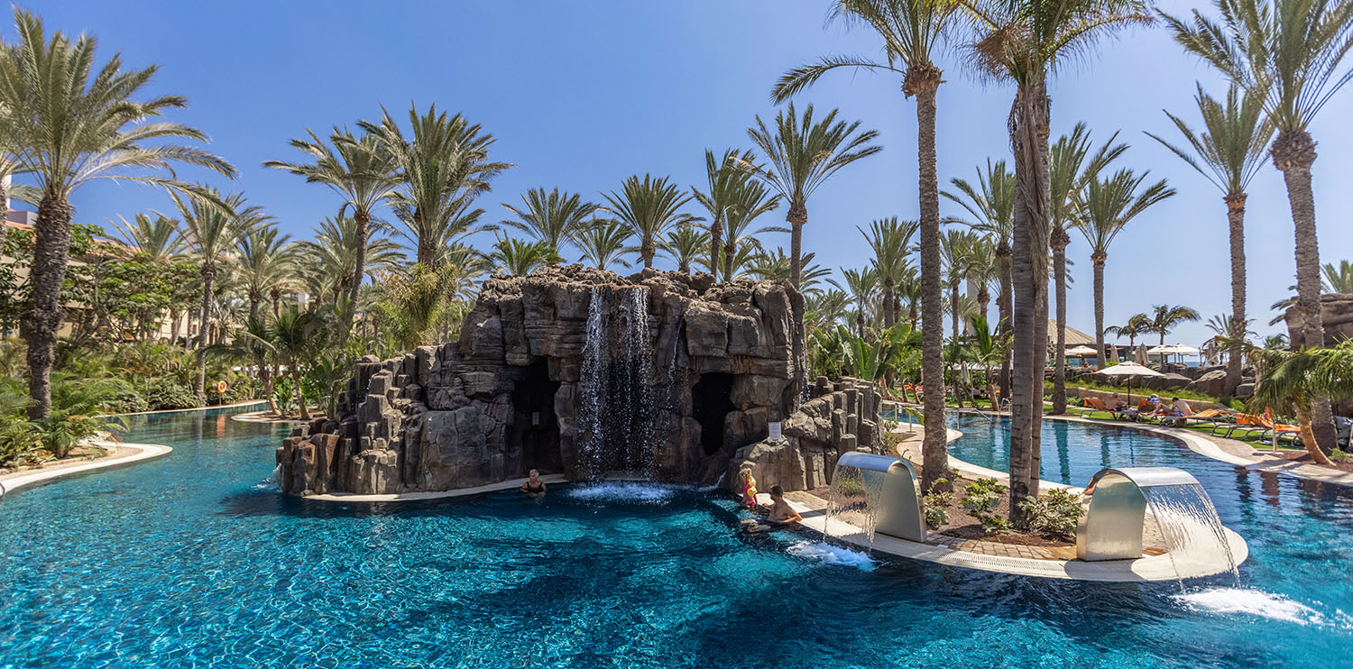  Ikonisches Bild des Flusspools im Lopesan Costa Meloneras Hotel, Resort & Spa auf Gran Canaria 